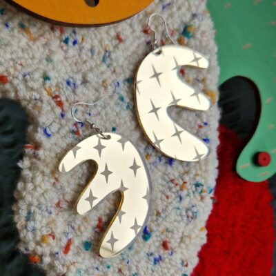 Boucles d'oreilles - formes dorées gravées